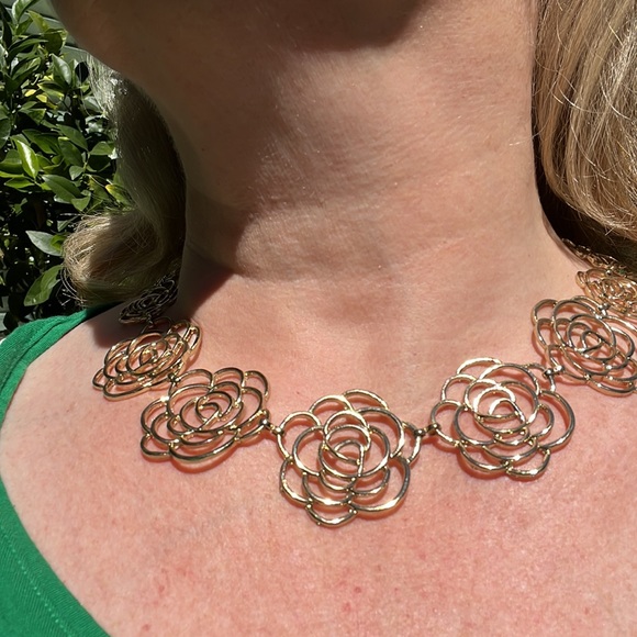 Charming Charlie gold colored floral necklace, EUC - Picture 4 of 7